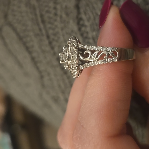 Simply Vera Vera Wang Diamond Flower Ring 🌸 14K - Picture 3 of 4